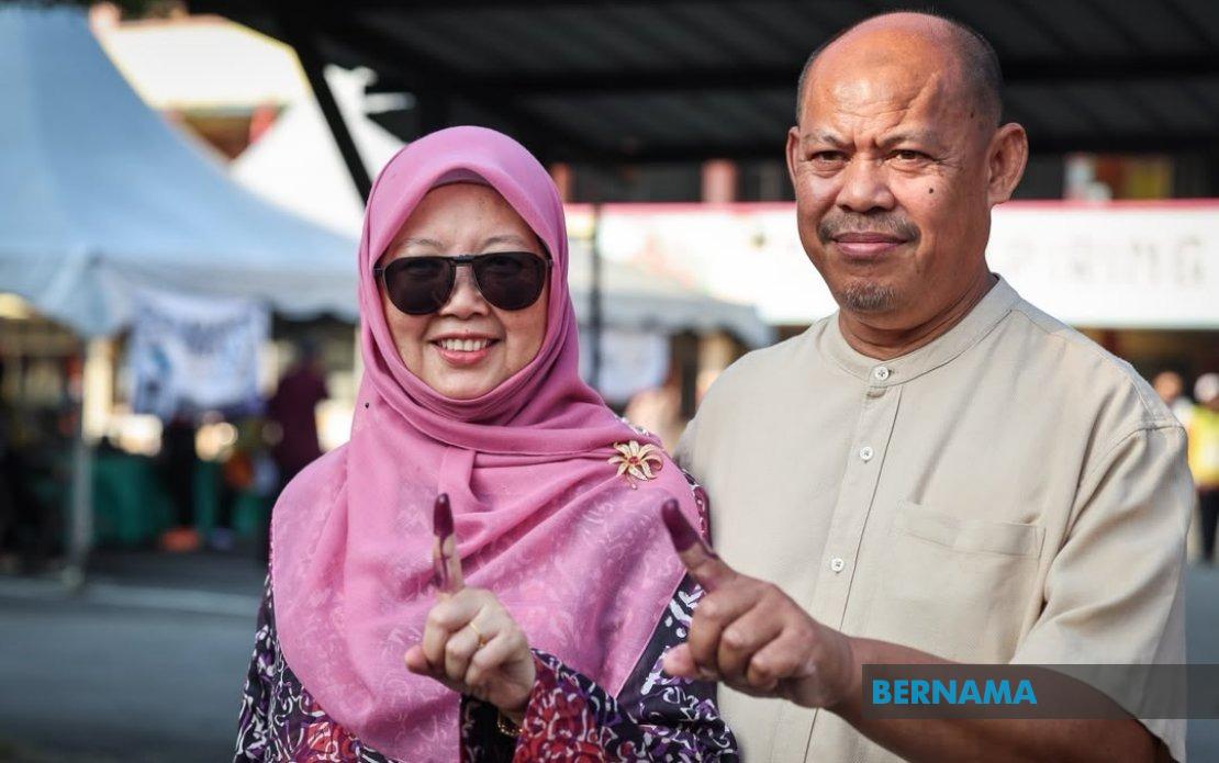 Senior Party Chiefs Among First Voters in Johor State Election
