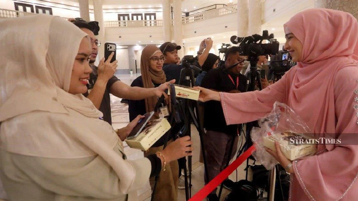 Syed Saddiq Hosts Media and Supporters to Traditional Malaysian Breakfast After Court Ruling