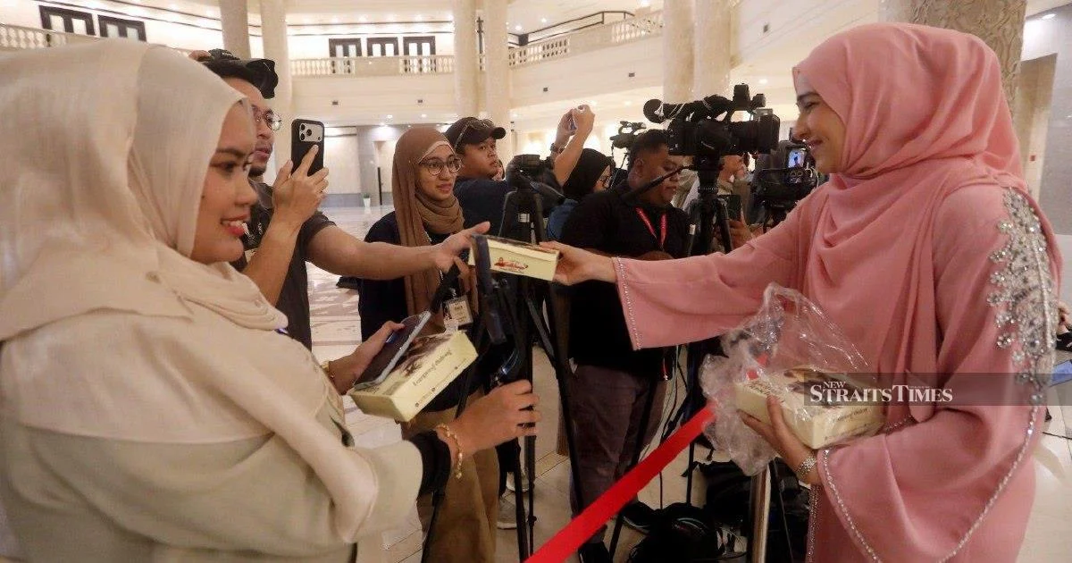 Syed Saddiq Hosts Media and Supporters to Traditional Malaysian Breakfast After Court Ruling