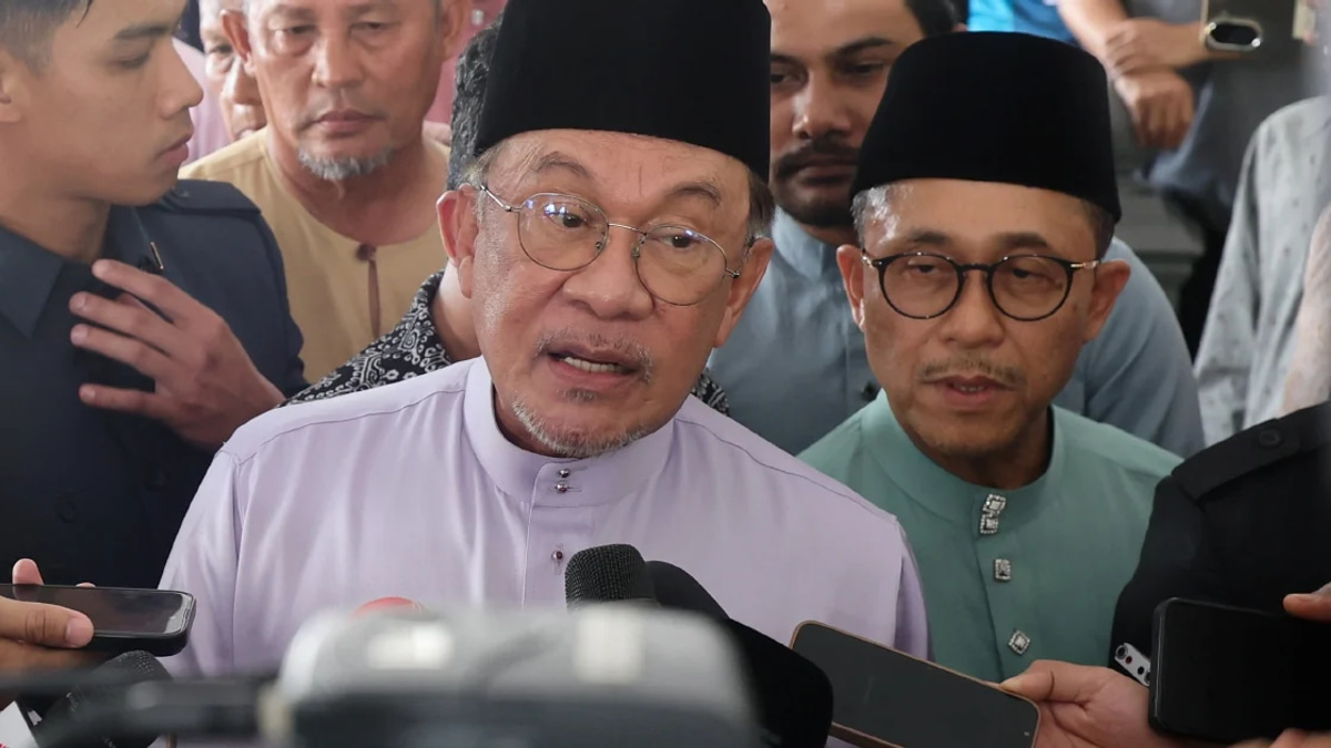 Anwar Orders Local Councils to Slash Red Tape and Fast-Track Approvals
