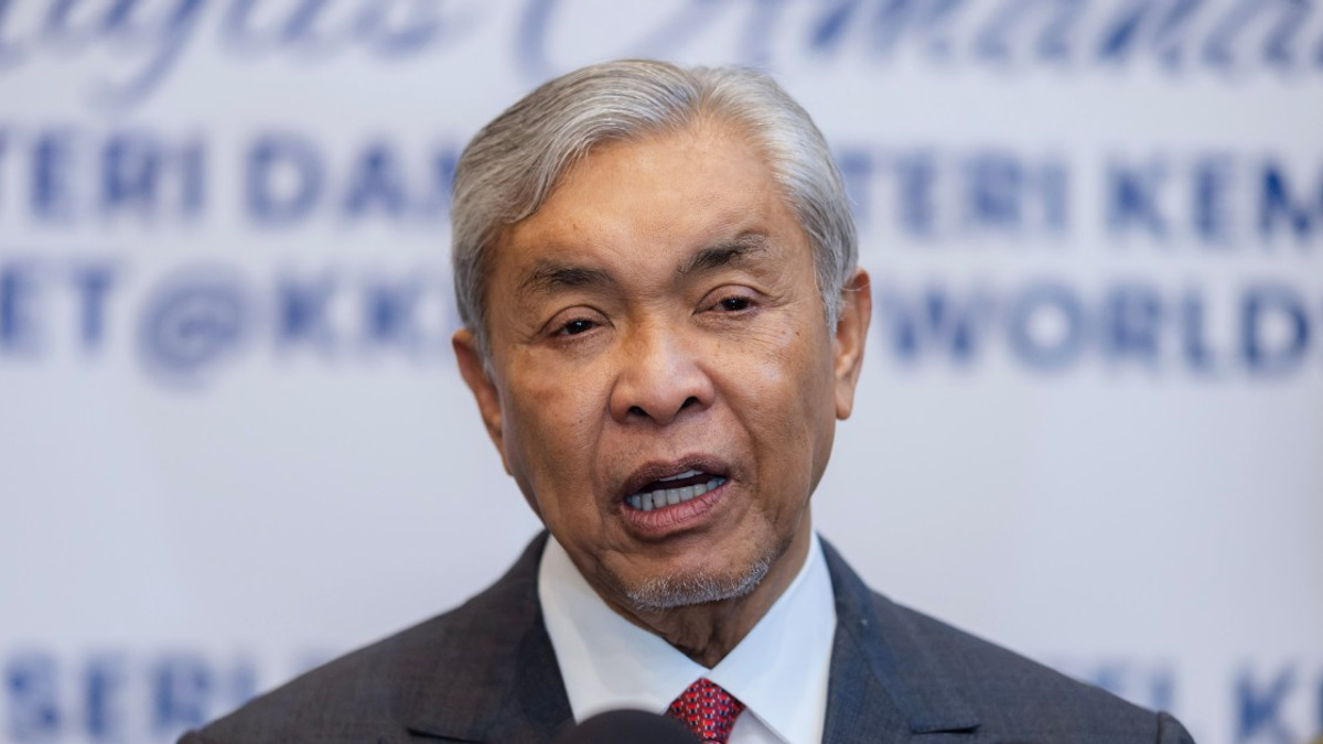 Zahid Throws Support Behind Review of Immigration Service Scheme Amid Officer Grievances