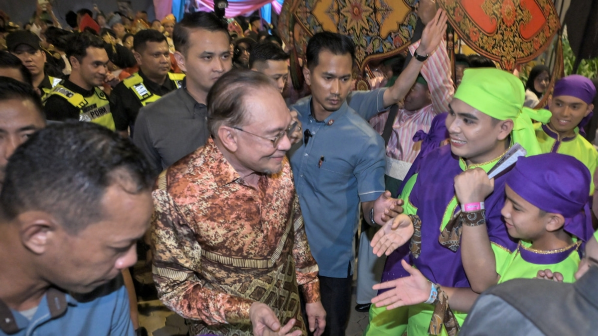 PM Anwar pushes for rapid implementation of Felda revival schemes as settlers grow impatient