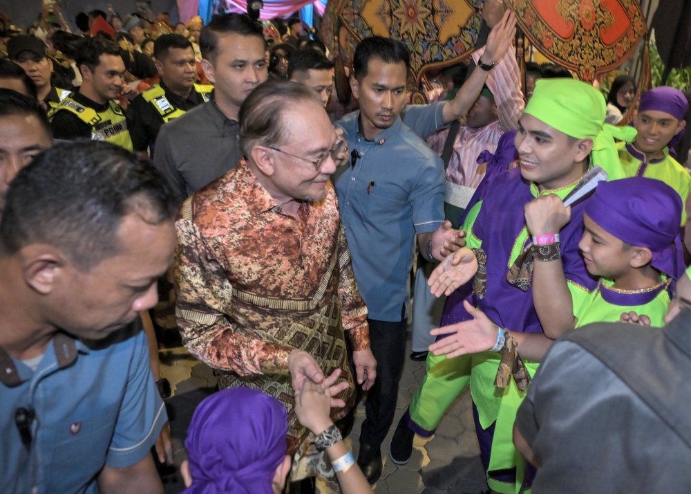PM Anwar pushes for rapid implementation of Felda revival schemes as settlers grow impatient