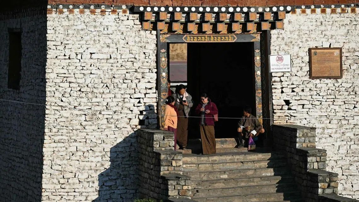 Bhutan's Fight Against Demographic Collapse: Cash Incentives for Larger Families