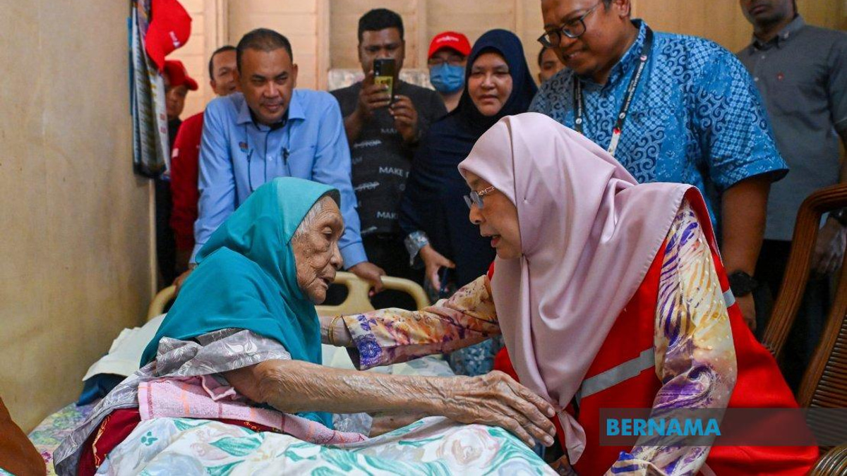 PM's Wife Dr Wan Azizah Conducts Outreach to Vulnerable Communities in Kuala Pilah