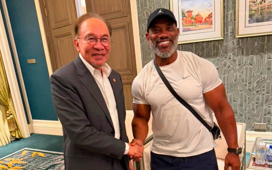 PM Anwar Meets Bodybuilding Icon Dexter Jackson, Jokes About Hitting the Gym