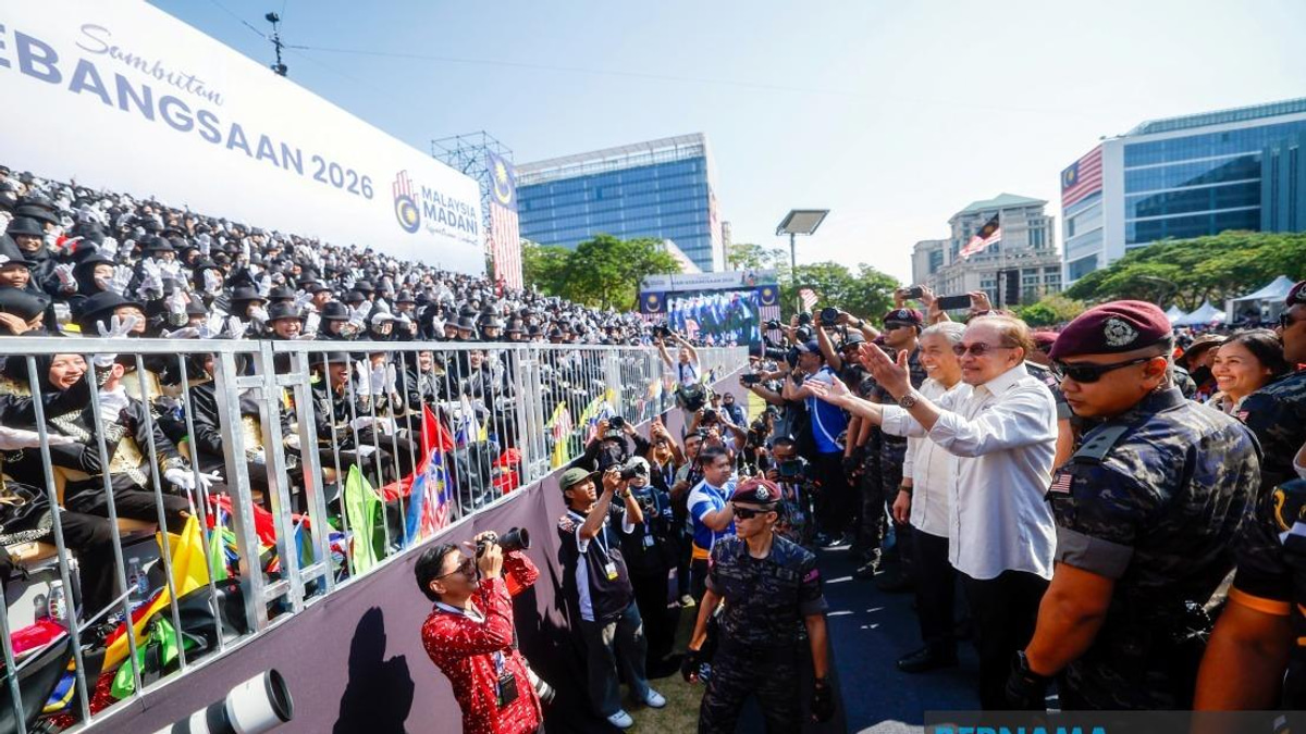 Great Show: PM Anwar Celebrates National Day Spirit With Malaysians