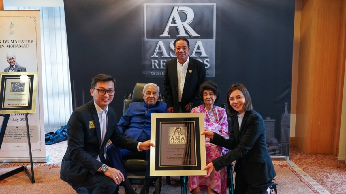 Mahathir and Siti Hasmah Enter Exclusive Centenarian Club with Three World Records