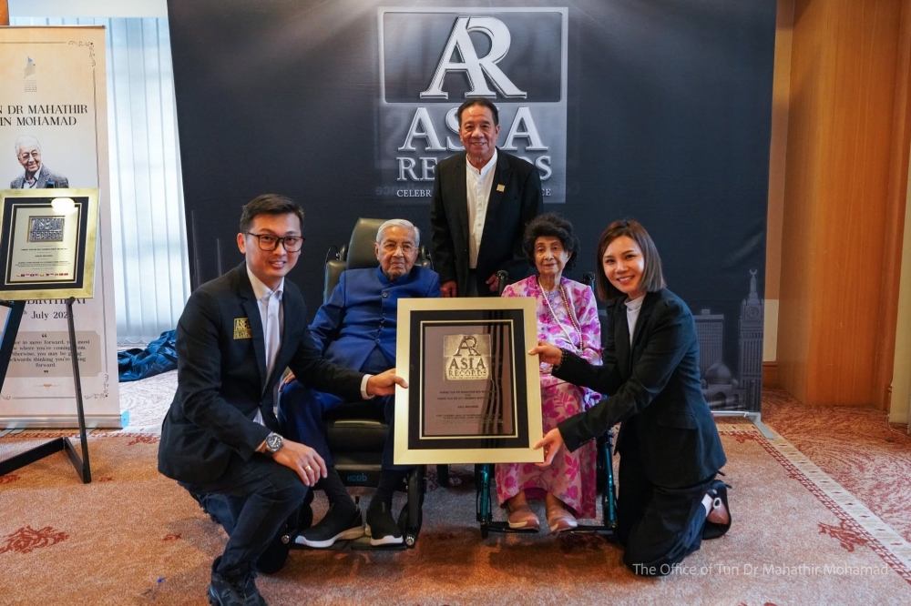 Mahathir and Siti Hasmah Enter Exclusive Centenarian Club with Three World Records