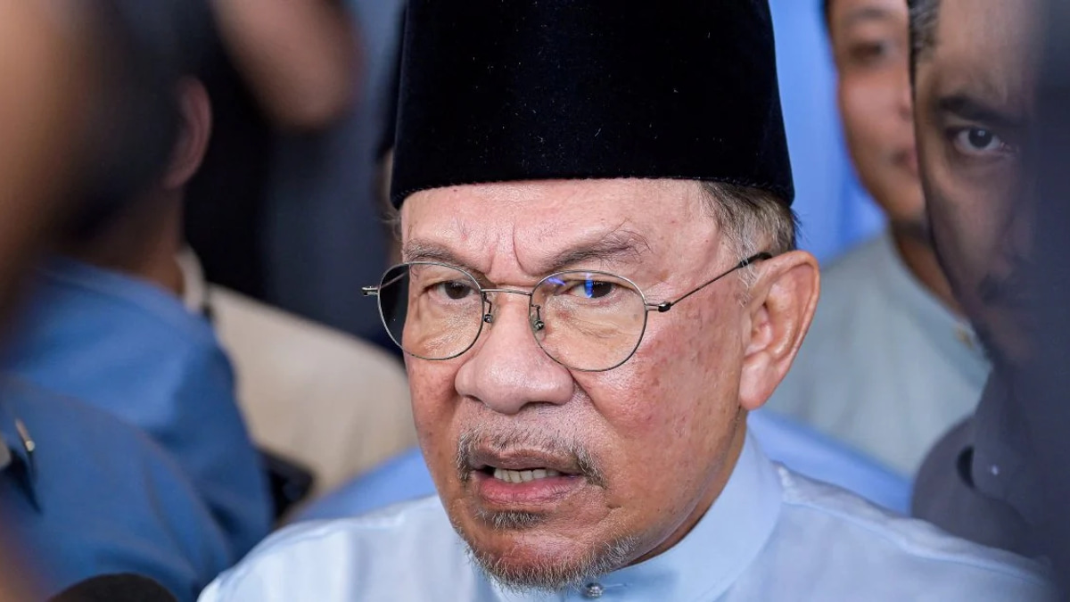 Anwar Rejects Claims of Onn Hafiz Exclusion from Felda Gathering