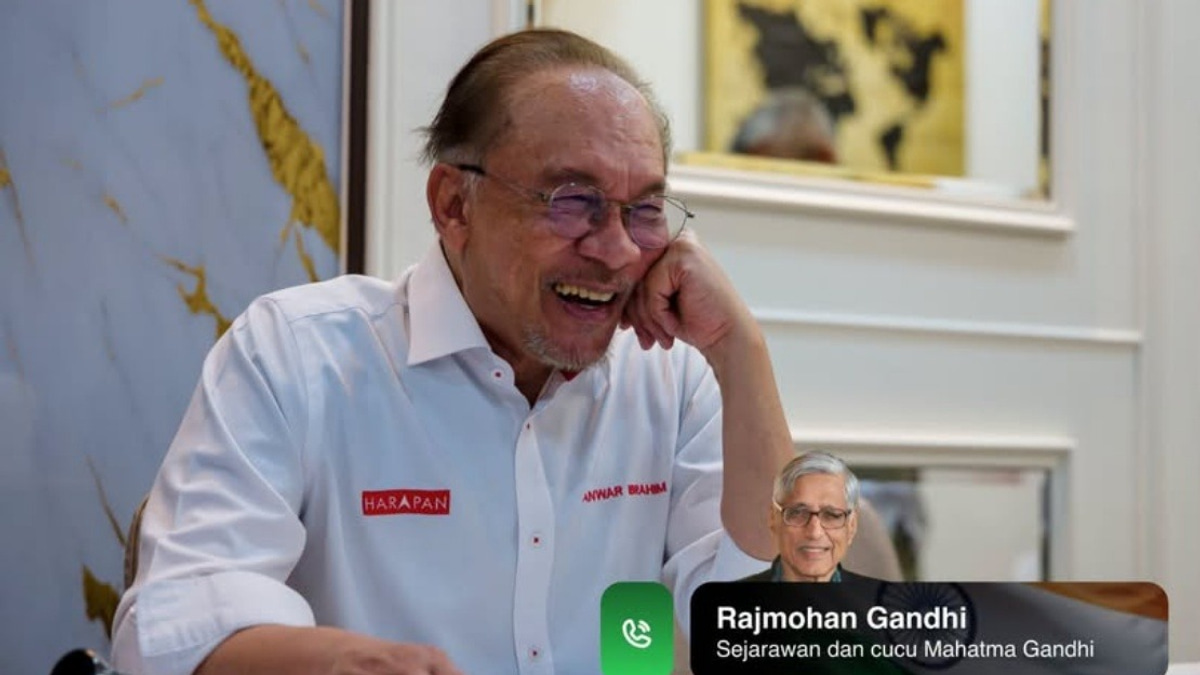 PM Anwar Extends Invitation to Rajmohan Gandhi for Malaysia Visit Next Year