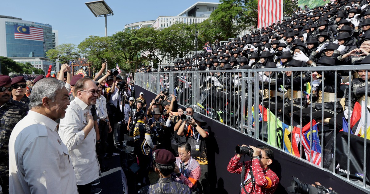 PM Anwar connects with citizens in spontaneous walkabout following National Day festivities