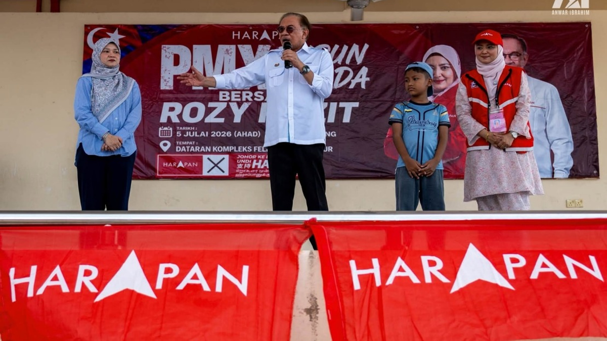A Brief Handshake Leaves Lasting Impression: Anwar Moved by Boy's Journey Through Palm Oil Fields