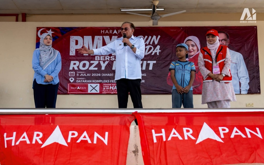 A Brief Handshake Leaves Lasting Impression: Anwar Moved by Boy's Journey Through Palm Oil Fields