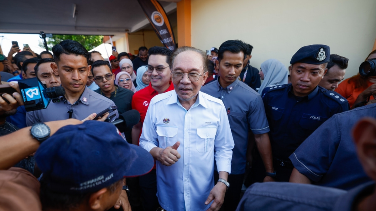 PM Anwar Ibrahim Successfully Undergoes Elective Surgery, Remains Under Close Medical Supervision