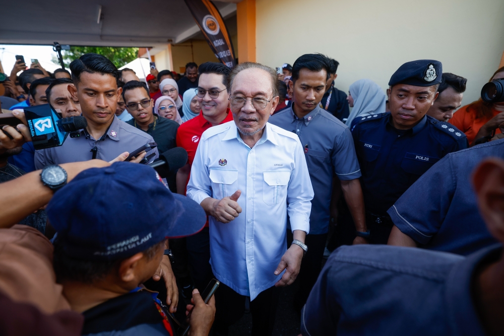 PM Anwar Ibrahim Successfully Undergoes Elective Surgery, Remains Under Close Medical Supervision