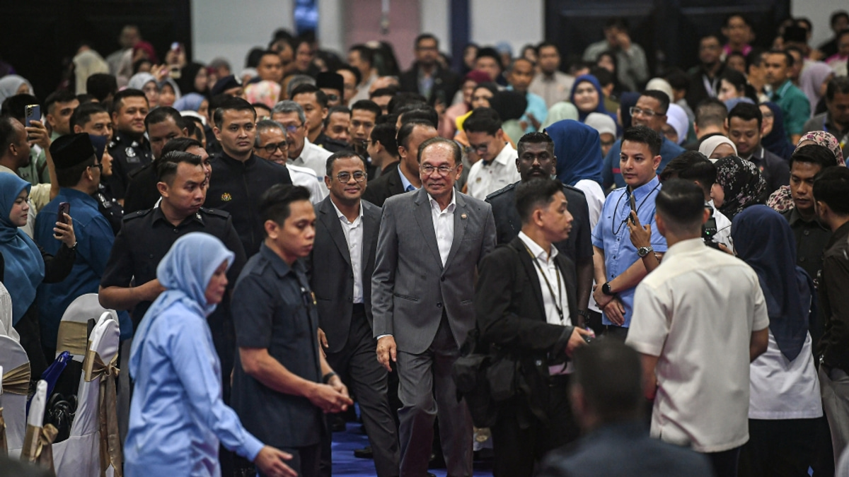 Anwar Offers Apology for Stern Civil Service Message, Clarifies Intent on Public Sector Reform
