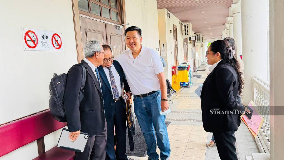 Four men acquitted in broad daylight assault on lawyer