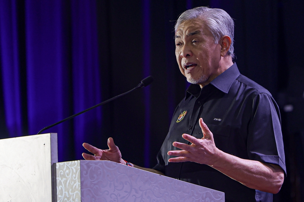 Zahid Claims Civil Servants Were Pressured to Attend Barisan Nasional Events During State Elections