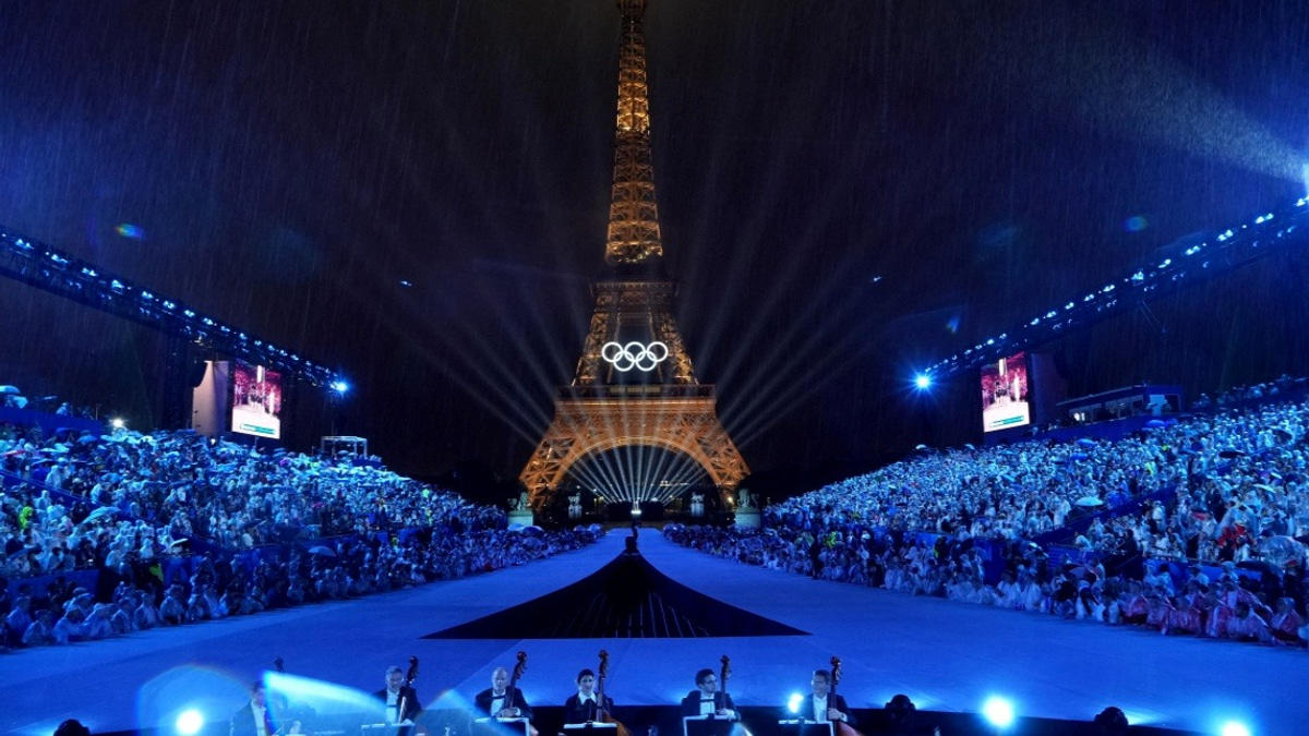 Eiffel Tower, Louvre Close Early as Paris Gripped by Dangerous Heatwave