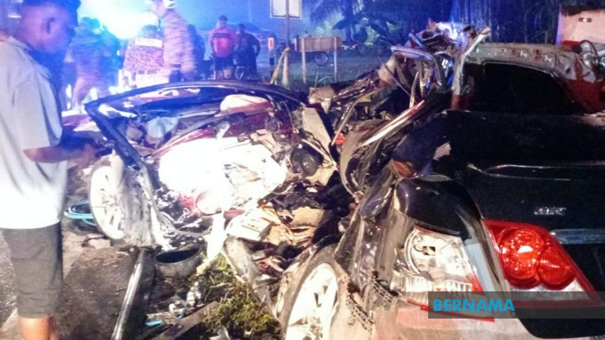 Anwar Offers Condolences to Families of Six Killed in Bentong Highway Crash
