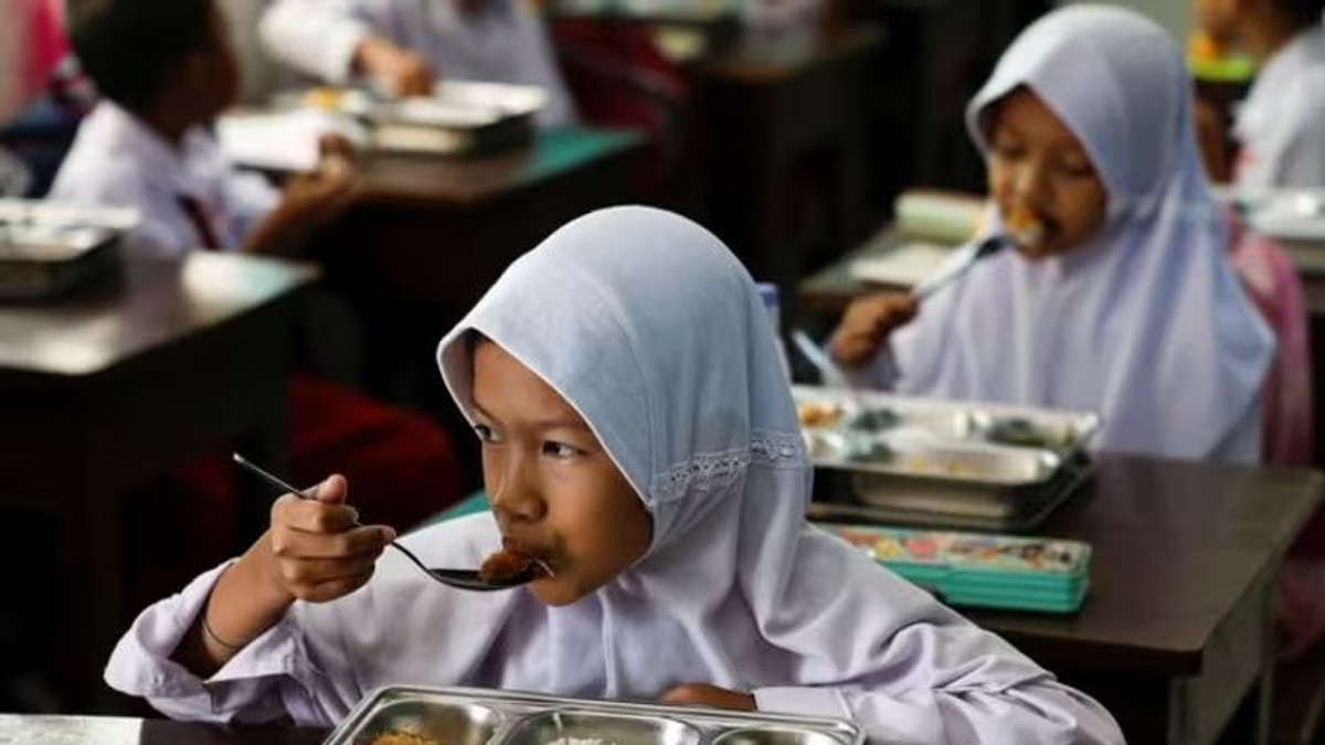 Indonesia's Free Meals Programme in Crisis as Agency Chief Quits Over Health Concerns