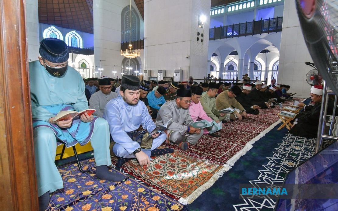 Selangor Sultan Leads Friday Prayers Ahead of National Day Celebrations