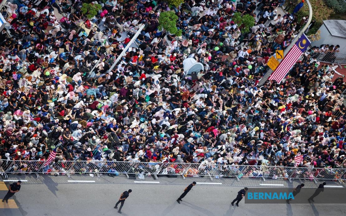 National Day Fever: Crowds Camp Out At Dataran Putrajaya For Prime Viewing Spots