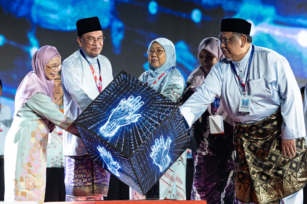 Anwar highlights boost in federal allocations for opposition-led and developing states