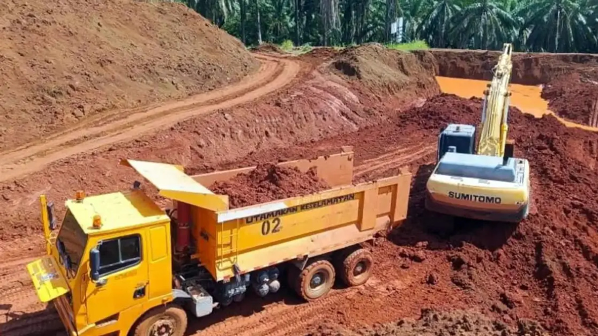 Nine Arrested as Police Uncover Illegal Bauxite Mining Operation on Felda Land