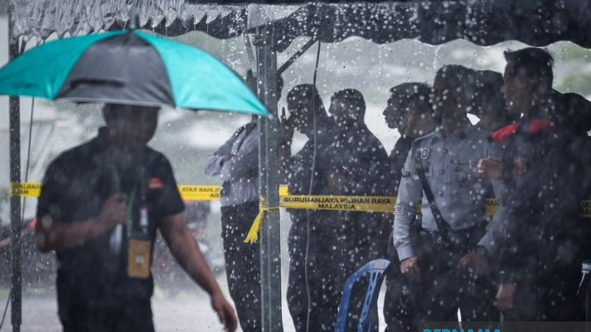 Johor Election: Police Early Voting Proceeds Without Hitch Despite Heavy Rain