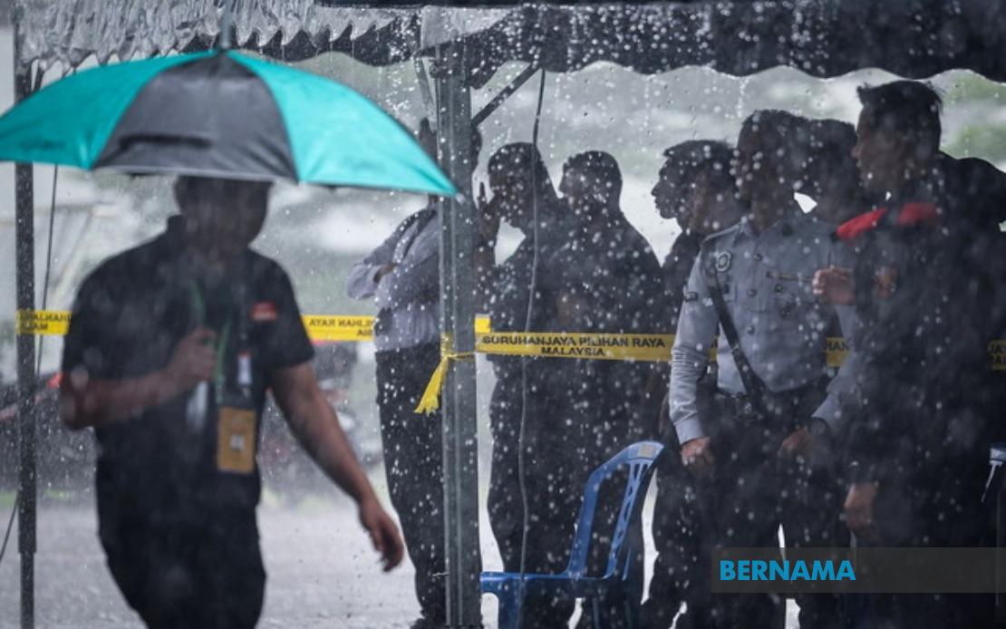 Johor Election: Police Early Voting Proceeds Without Hitch Despite Heavy Rain