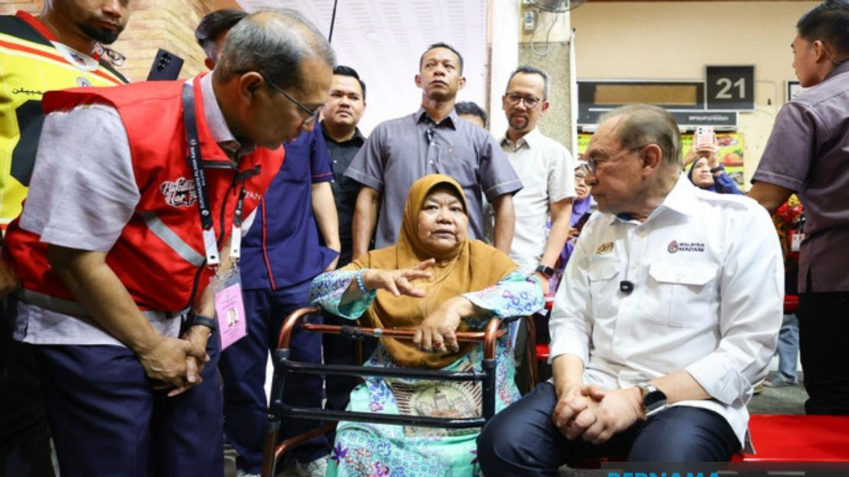 Determined Spirit: Disabled Woman Braves Rain To Meet PM Anwar