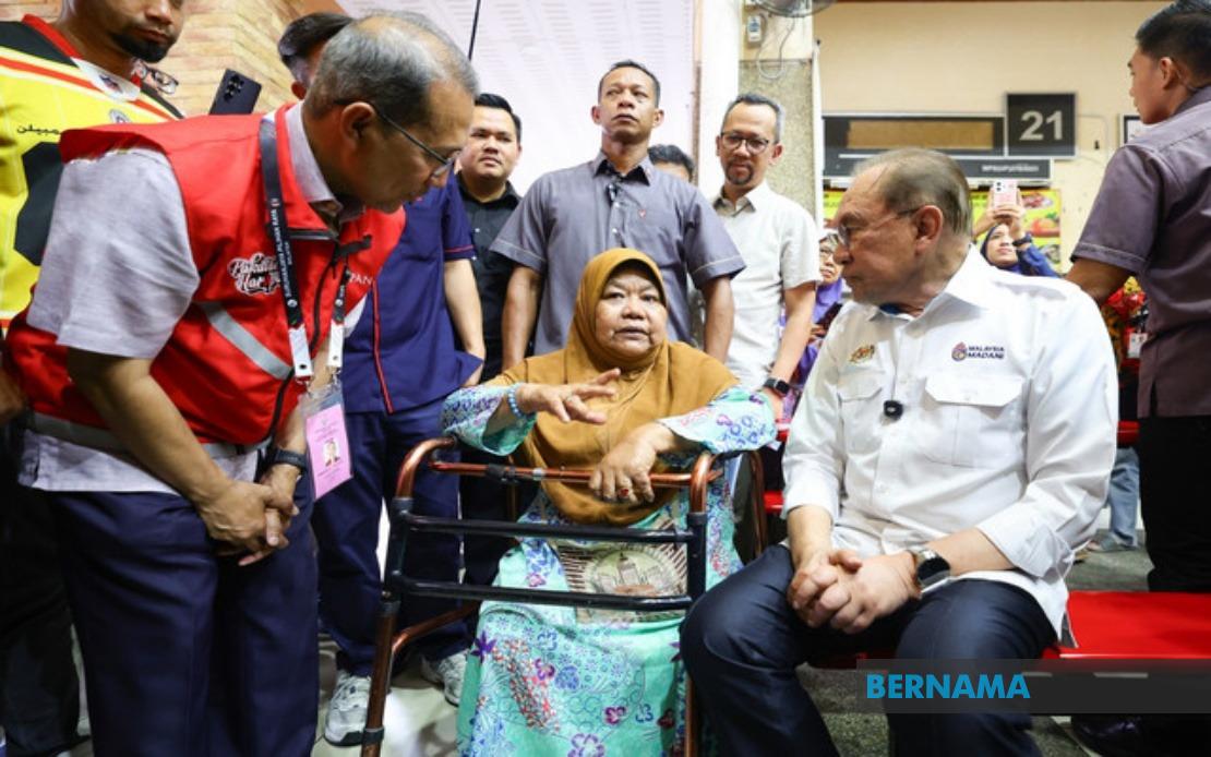 Determined Spirit: Disabled Woman Braves Rain To Meet PM Anwar