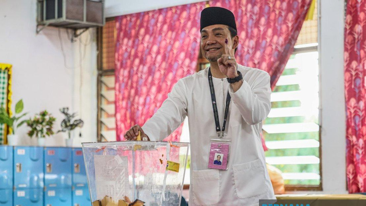 Johor Menteri Besar Onn Hafiz Votes in State Election Bid for Second Term