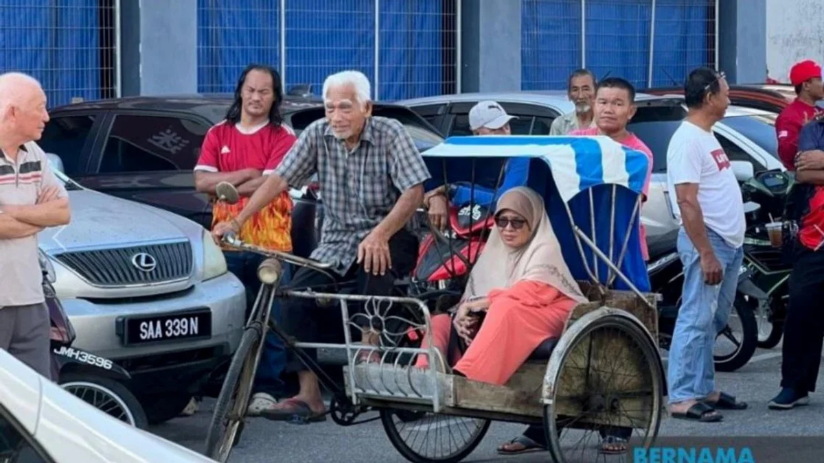 PM Anwar Moved by 86-Year-Old Trishaw Rider's Journey to See Him