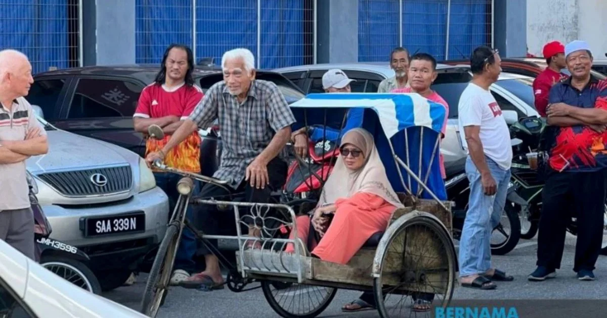 PM Anwar Moved by 86-Year-Old Trishaw Rider's Journey to See Him