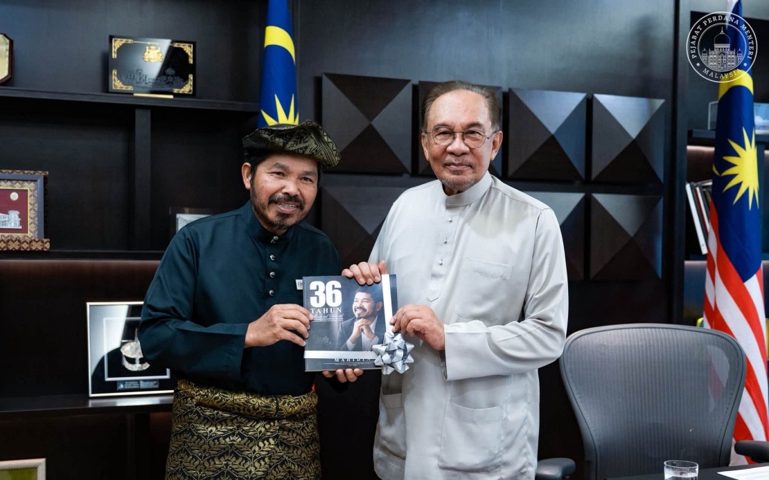 Chief Statistician Mohd Uzir Bids Farewell to PM Anwar Before Retirement