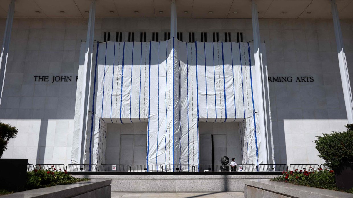 Trump Administration Threatens Kennedy Center Demolition in Escalating Dispute Over Building Renovation
