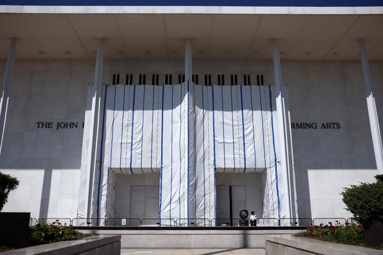 Trump Administration Threatens Kennedy Center Demolition in Escalating Dispute Over Building Renovation