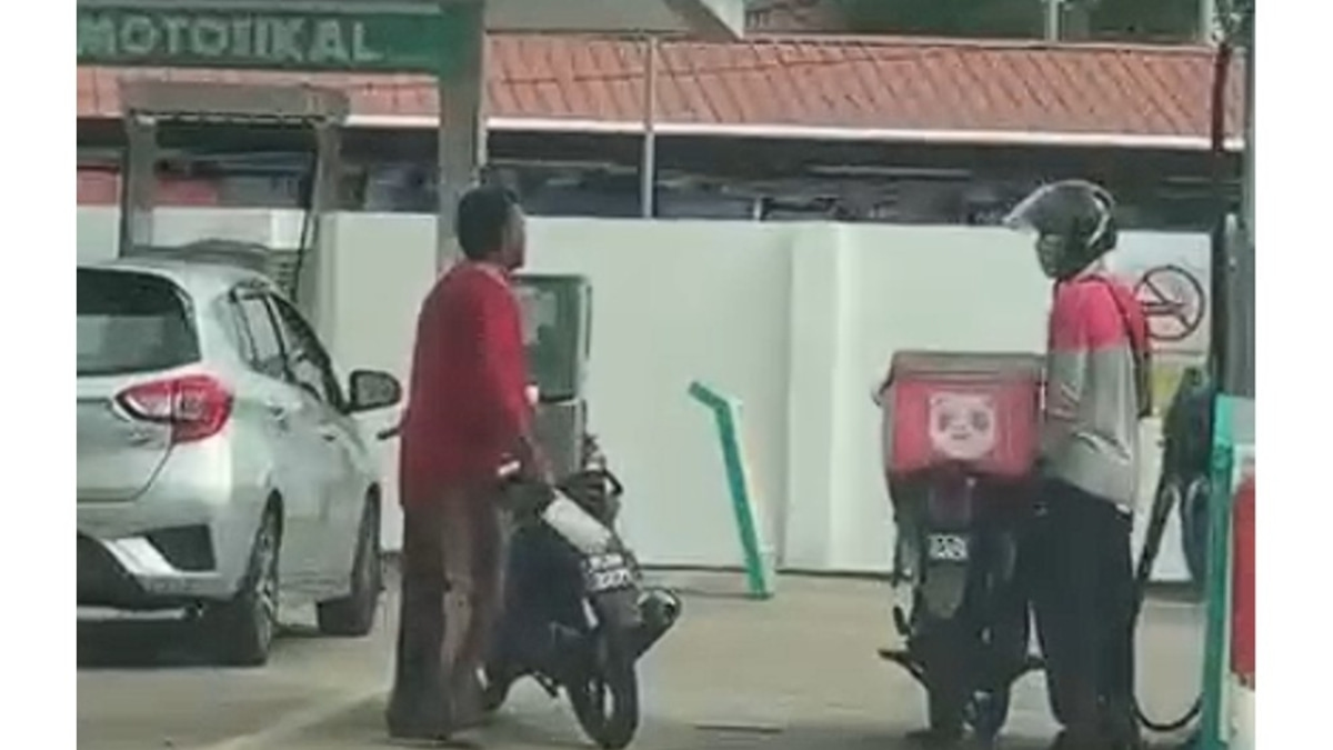 Man arrested after allegedly threatening delivery rider with meat cleaver at Terengganu petrol station