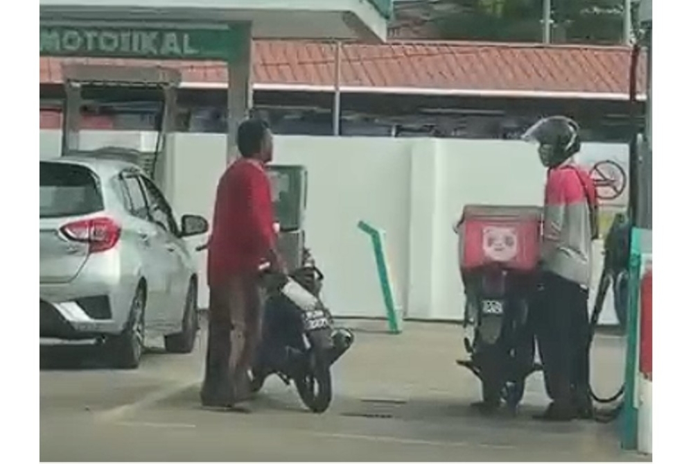 Man arrested after allegedly threatening delivery rider with meat cleaver at Terengganu petrol station