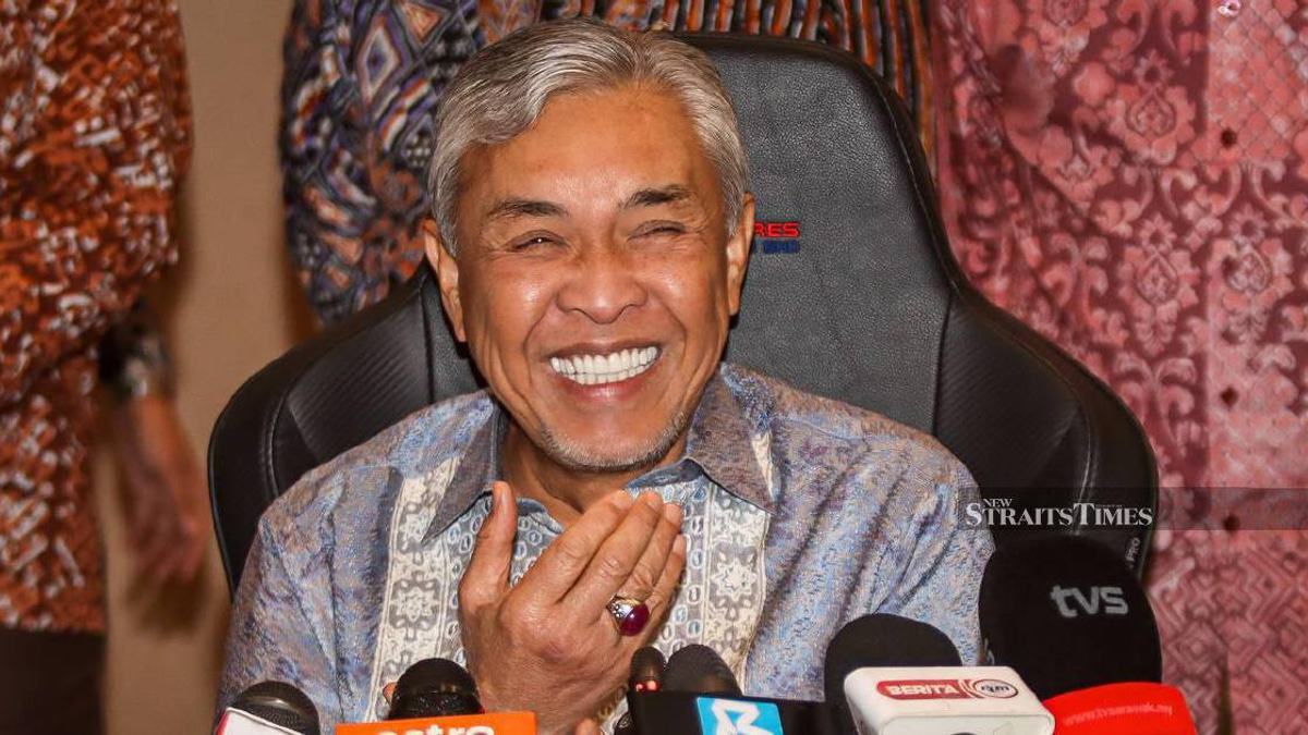 Zahid trades poetic verses with PM in show of political unity
