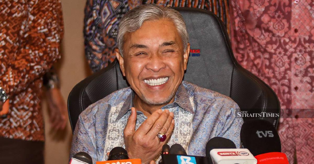 Zahid trades poetic verses with PM in show of political unity
