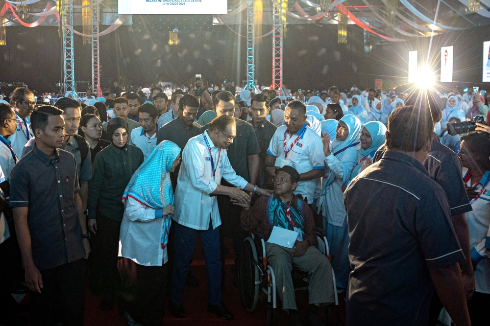 Anwar Warns Against Emotion-Driven Politics as Coalition Weighs Umno Future