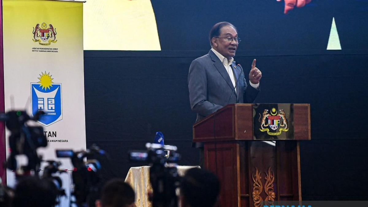 Anwar Apologises If His Stern Approach to Civil Servants Came Across as Overly Harsh