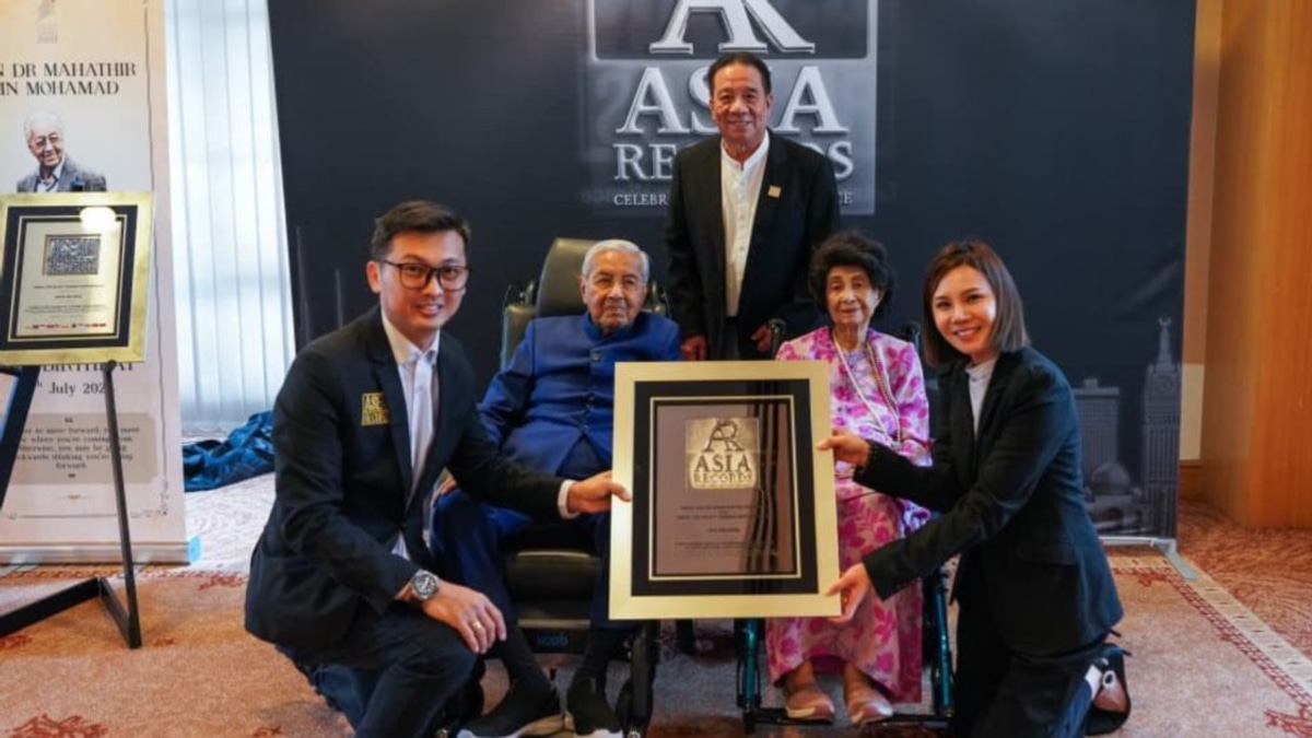Tun Mahathir and Tun Dr Siti Hasmah Create History as Record-Breaking Centenarian Couple