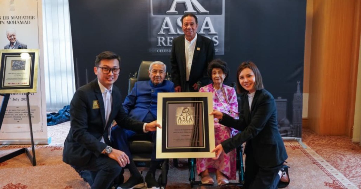Tun Mahathir and Tun Dr Siti Hasmah Create History as Record-Breaking Centenarian Couple