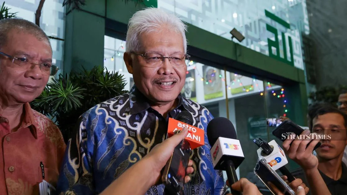 Hamzah Zainudin Set to Reclaim Opposition Leader Role as Parliament Seating Rearrangement Signals Political Shift