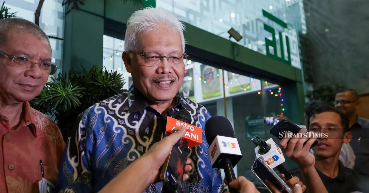Hamzah Zainudin Set to Reclaim Opposition Leader Role as Parliament Seating Rearrangement Signals Political Shift